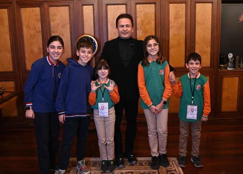 Osmangazi İlkokulu ve Ortaokulu Öğrencileri Başkan Yazıcı’yı Makamında Ziyaret Etti
