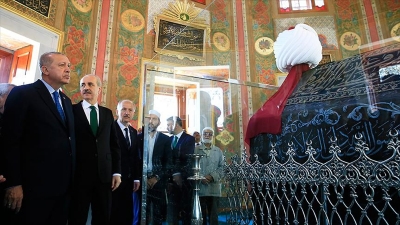 Cumhurbaşkanı Erdoğan, restore edilen Fatih Sultan Mehmet'in türbesini açtı