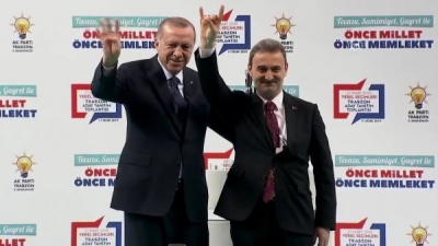 Cumhurbaşkanı Erdoğan Bozkurt işaretine Rabia ile eşlik etti