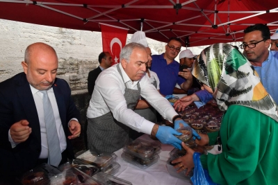 Fatih Belediyesi Vatandaşlara Aşure Dağıttı ve Mimar Sinan'ı Kabri Başında Andı