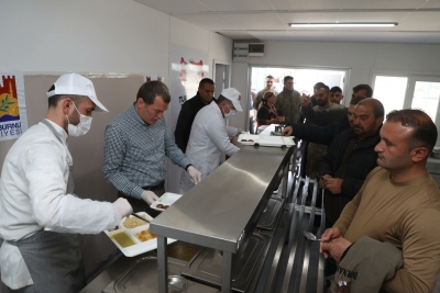 Nurdağı’nda Açılan ‘Mehmet Camlı Aşevi’ Günde 10 Bin Kişiye Sıcak Yemek Dağıtacak