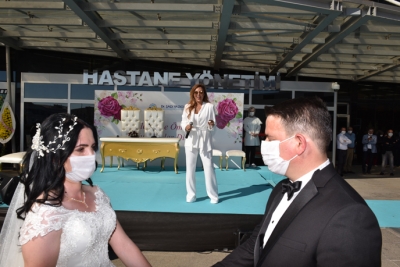 Sağlık çalışanı çiftin hem nikah şahidi oldu hem de çiftin düğününde sahne aldı