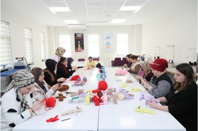 Sultangazili Kadınlar Depremzedeler için Kıyafet Dikiyor