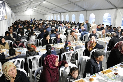 Tuzla Belediyesi, Ramazan’ın Bereketini İftar Çadırında Misafirleri ile Paylaşıyor